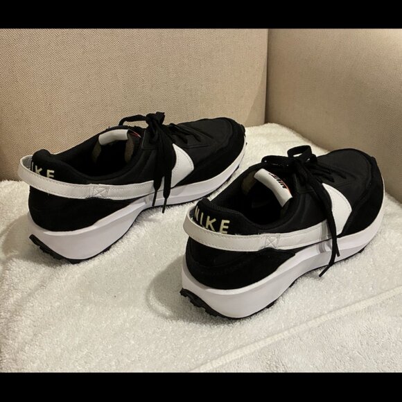 Nike Waffle Debut Sneaker / 10.5M / Black/White - Picture 5 of 9